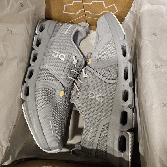On Kids' Grade School Cloud Sky Shoes - Picture 1 of 4